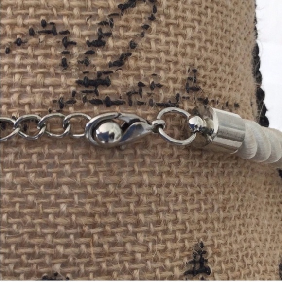 Woman’s unique 3 dimensional Enamel Flower Necklace with sliver tone metal - Picture 4 of 9